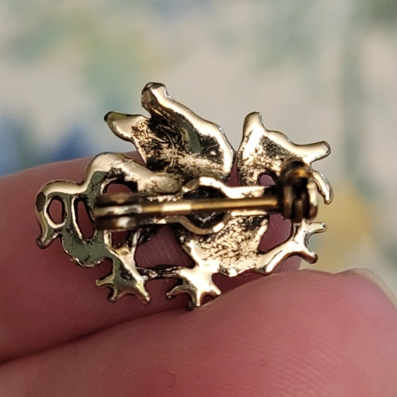 Small Welsh Dragon Silver Tone w Ruby Eye Lapel Pin Tie Pin Brooch Wales UK - Picture 2 of 4